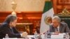 Jaksa Agung AS William Barr (kiri) berbincang dengan Presiden Meksiko Andres Manuel Lopez Obrador di Istana Nasional di Mexico City, 5 Desember 2019. (Foto: Biro Setpres Meksiko via AP)