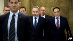 Israeli Prime Minister Benjamin Netanyahu (C) arrives for a weekly cabinet meeting, in Jerusalem, Jan. 1, 2017. Netanyahu has been interrogated on suspicion he improperly accepted gifts from wealthy supporters.