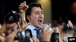 加拿大总理、自由党领袖特鲁多在温哥华向支持者讲话。（2019年10月20日）