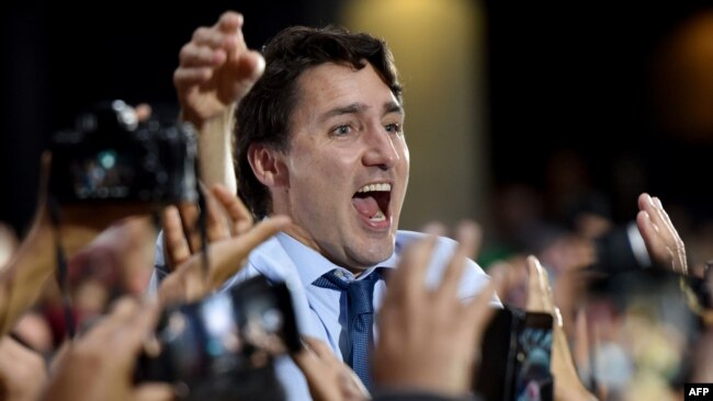 加拿大总理、自由党领袖特鲁多在温哥华向支持者讲话。（2019年10月20日）