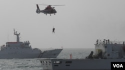 海巡署船高雄港外海上救援演練(美國之音申華拍攝)