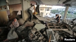 8月7日一名巴勒斯坦妇女看到自己的家被以色列的炮火破坏后痛哭流涕 