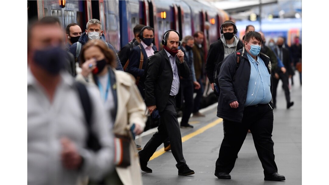 Para pelaju di stasiun kereta Waterloo saat jam sibuk pagi hari di tengah pelonggaran pembatasan pandemi COVID-19, di London, Inggris, Rabu, 19 Mei 2021. (Foto: Toby Melville/Reuters)