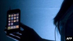 ILUSTRACIJA - Mobilni telefoni su idealni za nadzor u savremenom svetu špijuniranja, praćenja i blaćenja političkih oponenata, kažu stručnjaci 