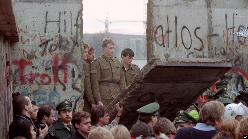 Голос Америки: Падение Берлинской стены и ее «осколки» 