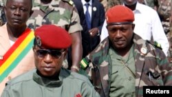 Le chef de la junte militaire Moussa Dadis Camara avec son aide de camp, le lieutenant Aboubacar "Toumba" Diakité, à droite, à Conakry, le 2 octobre 2009.