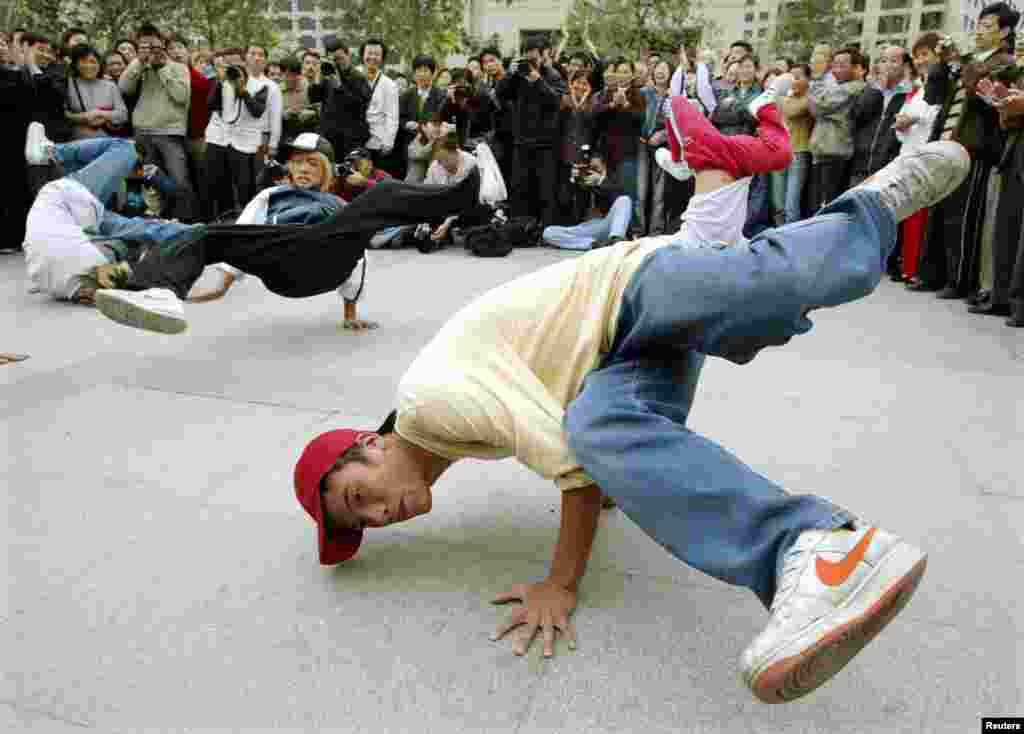 杭州西湖附近有人跳&ldquo;嘻哈&rdquo;街舞（2003年10月13日）。在1970年代早期起源于纽约的&ldquo;嘻哈&rdquo;，后来在中国大城市的青年中流行