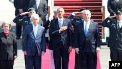 US President Barack Obama (C), Israeli Prime Minister Benjamin Netanyahu (R) and President Shimon Peres (L) listen to the national anthem at Israel’s Ben Gurion airport upon Obama's arrival on Mar. 20, 2013 