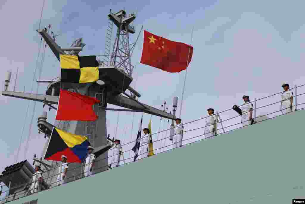中国军舰在广东省湛江的军港起航，军人站在船上。(2017年7月11日）