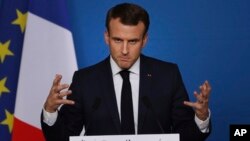 Presiden Perancis Emmanuel Macron (foto: dok). Pemerintah Perancis dinilai tidak melakukan cukup banyak hal untuk mengatasi perubahan iklim.