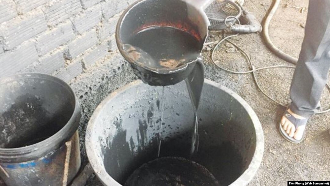 Dung dịch bột pin dùng để nhuộm cà phê.