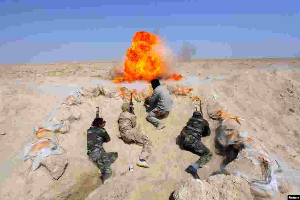 Shi&#39;ite fighters, who have joined the Iraqi army to fight against militants of the Islamic State), take part in field training in the desert in the province of Najaf.