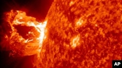 Dramatična erupcija usijanih gasova i magnetnog materijala na površini sunca