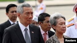 PM Singapura Lee Hsien Loong bersama istrinya, Ho Ching di Hanoi, Vietnam, 23 Maret 2017. (Foto: dok).