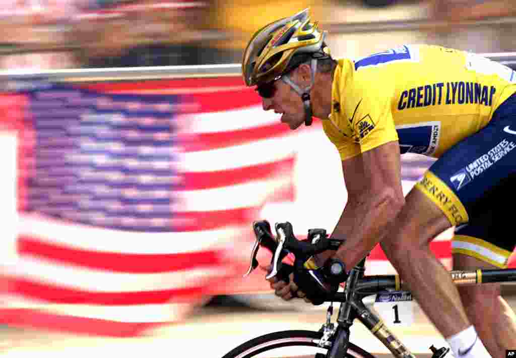 25 juillet 2004 : Armstrong devient le premier cycliste &agrave; remporter six fois le Tour de France 