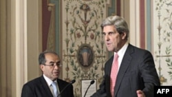 Thượng Nghị sĩ John Kerry, Chủ tịch Ủy ban Đối ngoại Thượng viện Hoa Kỳ,và lãnh đạo thuộc Hội đồng Quốc gia Chuyển tiếp Libya, ông Mahmoud Jabril (trái) tại Trụ sở Quốc hội Mỹ, ngày 11/5/2011