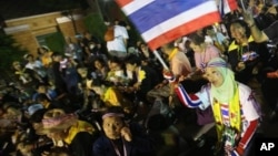 Nhóm biểu tình chống chính phủ tụ tập bên trong khuôn viên Bộ Ngoại giao ở Bangkok, Thái Lan, 25/11/13