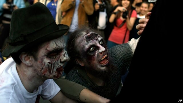 Algunos de los participantes del festival, vestidos de zombies y con sangre falsa en sus cuerpos, comenzaron a correr para refugiarse del tiroteo.