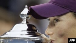 Samantha Stosur trở thành tay vợt nữ Australia đầu tiên đoạt được danh hiệu Grand Slam sau hơn 30 năm