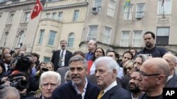 George Clooney na babake wakiandamana Washington mbele ya ubalozi wa Sudan