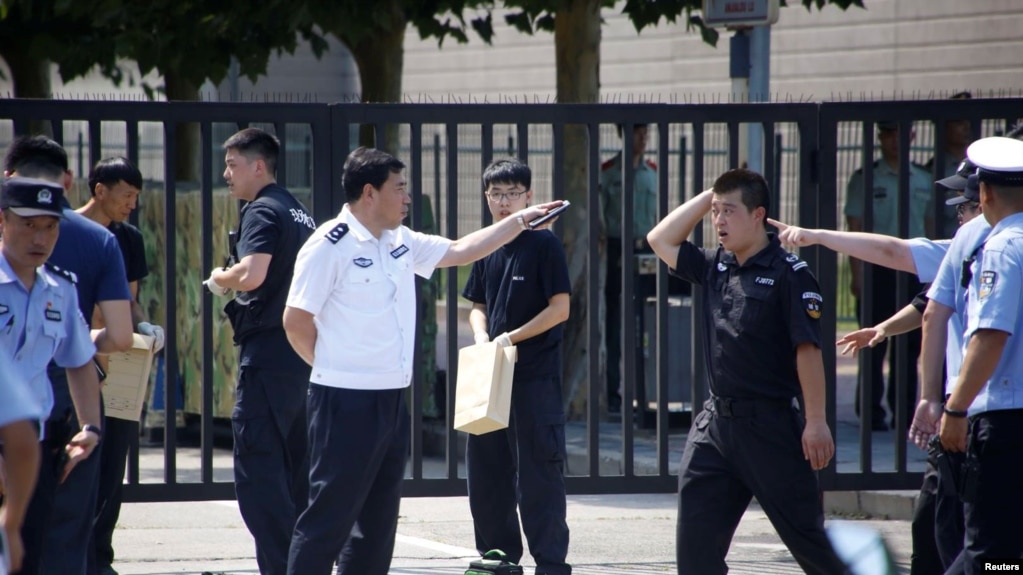 在美国驻北京大使馆外爆炸地点附近的中国警察。（2018年7月26日）