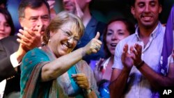 칠레에서 15일 대통령 선거 결선투표가 실시된 가운데, 당선이 확정된 미첼 바첼레트 후보가 지지자들의 환호에 답하고 있다.