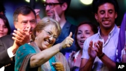 Bà Bachelet ăn mừng chiến thắng tại Santiago, ngày 15/12/2013.