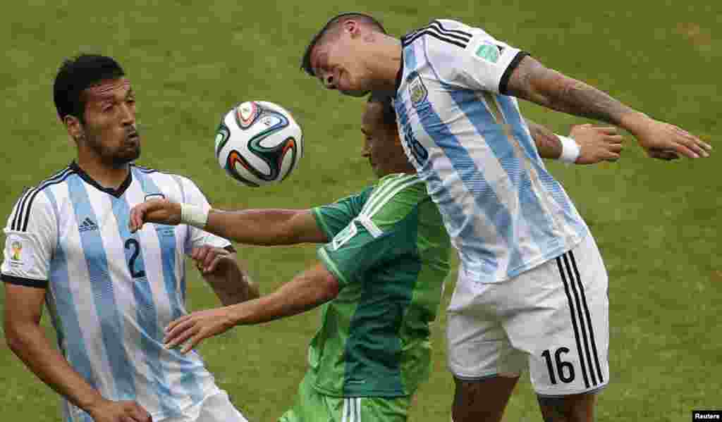 ارجنٹینا اور نائجیریا کے کھلاڑی فٹبال کےلیے جھگڑتے ہوئے