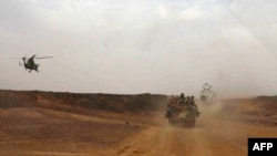 Helikopter angkatan darat Perancis mengawal kendaraan Perdana Menteri Mali, Moussa Mara dari Gao ke Kidal. (Foto: Dok)