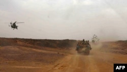 Sebuah helikopter milk tentara Perancis tengah mengawal sebuah kendaraan yang membawa PM Mali Moussa Mara dari Gao ke Kidal, 17 Mei 2014 (Foto: dok). Para pemberontak dilaporkan telah menguasai kota Mali dan mengusir pasukan pemerintah Mali, Rabu (21/5).