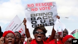 Les femmes assistent à une manifestation à Lagos appelant le gouvernement pour sauver les filles enlevées dans une école secondaire de Chibok, 5 mai 2014 