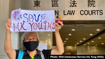 香港抗争者王婆婆被拘押中国14个月后再次上街坚持讲真话抗争