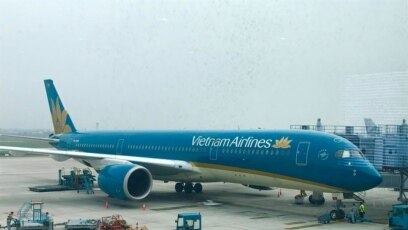 Một máy bay của Vietnam Airlines ở sân bay Nội Bài