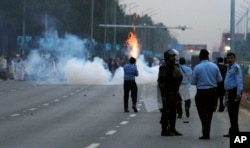 警察在伊斯兰堡对示威者发射催泪瓦斯，以阻止他们向议会大厦进发（2016年3月27日）