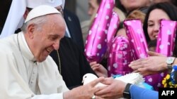 Le pape François lors de sa visite à la basilique Sainte Sophie, à Rome, le 28 janvier 2018.