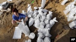 Ešli Bodro u Baton Ružu vezuje vreće peske pripremajući se za dolazak uragana "Beri" 12. jula 2019.