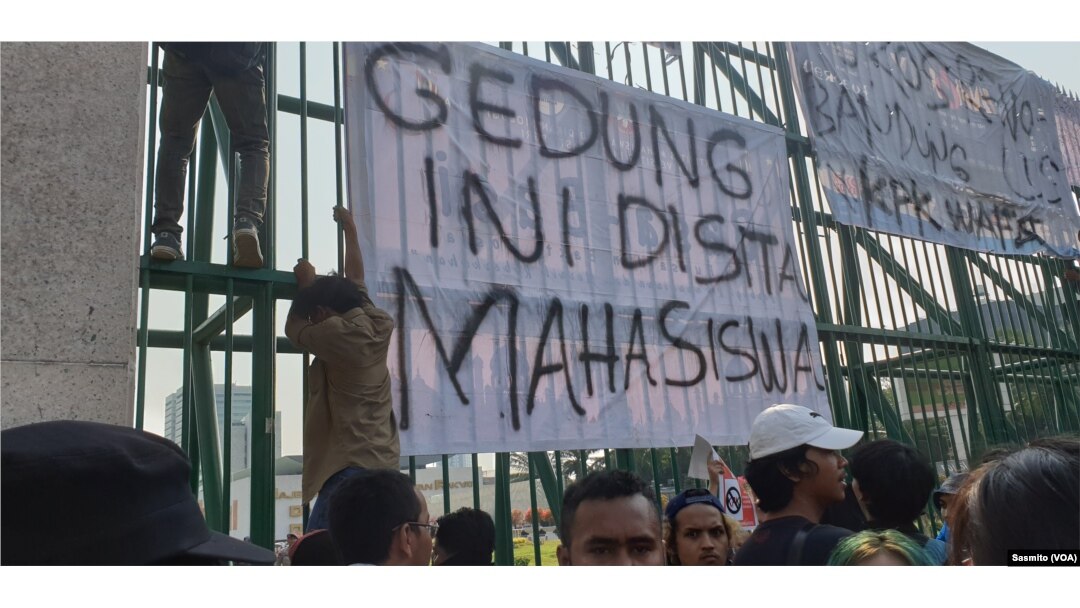 Pesan yang ditempel di pagar Gedung DPR, Kamis, 19 September 2019, saat berlangsungnya aksi ribuan mahasiswa menolak RKUHP dan pelemahan KPK.(Foto: VOA/Sasmito)