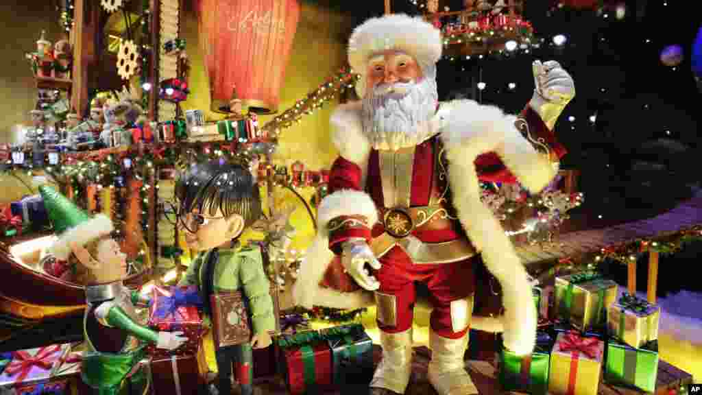 Le magasin américain Macys connu pour ses décorations de Noël a présenté ses vitrines pour la période des fetes. L&#39;histoire attachante d&#39;un jeune explorateur Alex, deuxième à gauche, et le Père Noël venus à New York pour voir les vitrines des grands magasins d&#39;un Macy à New York.