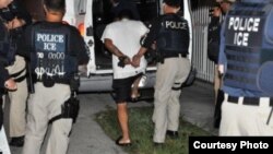 移民和海关执法局探员逮捕非法入境外国罪犯
