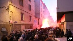 Des manifestants protestant contre les habitants musulmans, Ajaccio, Corse, le 26 décembre 2015. (AP Photo/Jean-Pierre Belzit)