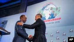 Presiden Barack Obama berjabat tangan dengan Presiden Kenya Uhuru Kenyatta di KTT Wirausaha Global, Nairobi, 25 Juli 2015.