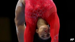 La Britannique Elissa Downie à la poutre lors des qualification pour les Championnats du monde de gymnastique à Stuttgart, Allemagne, 5 octobre 2019. (AP Photo/Matthias Schrader)