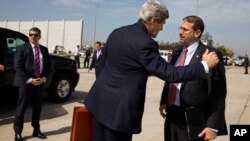 دنیل شاپیرو سفیر آمریکا در اسرائیل (راست) و جان کری وزیر خارجه آمریکا در فرودگاه تل آویو - آرشیو