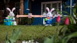 Los propietarios de una casa conocida por sus decoraciones de temporada colocaron en su jardín adornos que combinan la Pascua con las medidas de distanciamiento social por el coronavirus, visto el 1 de abril de 2020, en Washington.