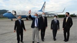 美国卫生部长阿扎尔(左二)抵达台北松山机场(2020年8月9日)