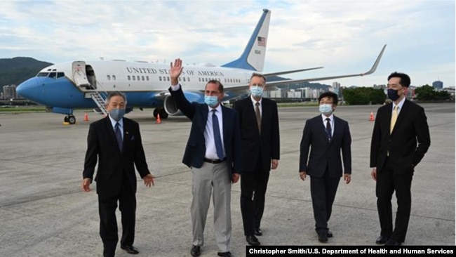 美国卫生部长阿扎尔(左二)抵达台北松山机场(2020年8月9日)