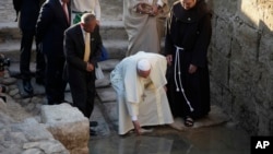 Đức Giáo hoàng cầu nguyện tại sông Jordan.