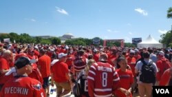 워싱턴 D.C.를 연고로 하는 아이스하키팀 '워싱턴 캐피털스(Washington Capitals)'의 북미프로아이스하키리그(NHL) 승리를 축하하는 퍼레이드가 12일 워싱턴 DC 내셔널 몰에서 열렸다.