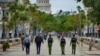 Policías cubanos caminan por el Paseo del Prado en La Habana el 15 de noviembre de 2021 como parte de una movilización de las autoridades para impedir una anunciada protesta de la oposición.