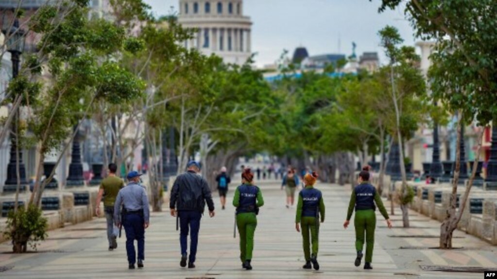 Policías cubanos caminan por el Paseo del Prado en La Habana el 15 de noviembre de 2021 como parte de una movilización de las autoridades para impedir una anunciada protesta de la oposición.